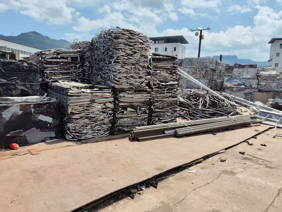 重庆厂房拆除实拍:拆除产生的废钢压块与型材